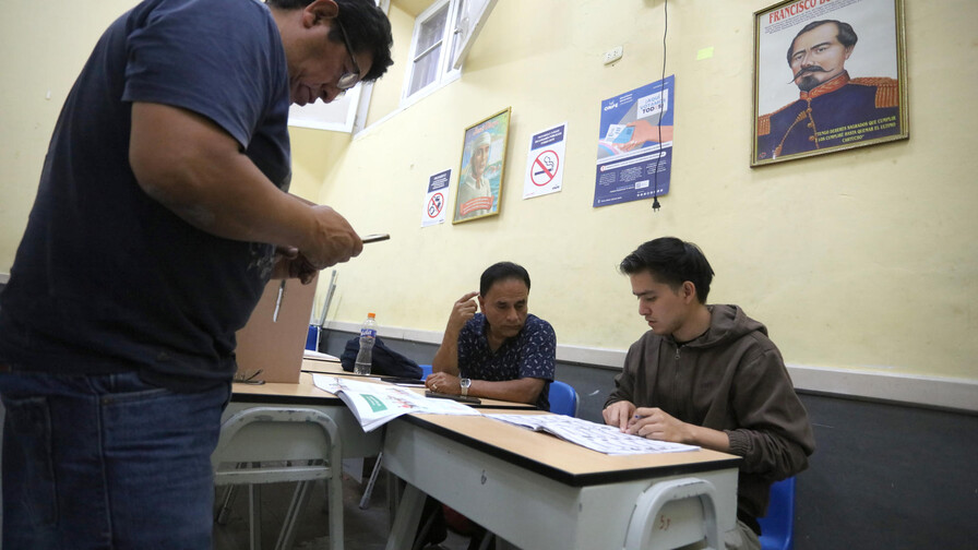 Perú extiende votación al lunes en mesas que no abrieron por falta de material electoral Perú extiende votación al lunes en mesas que no abrieron por falta de material electoral