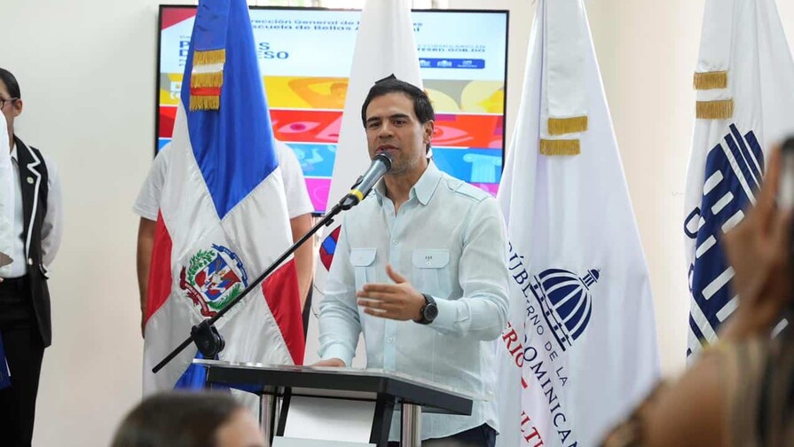 Roberto &Aacute;ngel Salcedo encabeza la entrega de la Escuela de Bellas Artes de Ban&iacute;