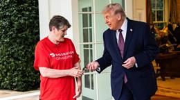 Trump pide McDonalds desde la Casa Blanca y le da 100 d&oacute;lares de propina a la repartidora