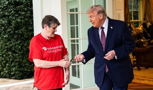 Trump pide McDonalds desde la Casa Blanca y le da 100 d&oacute;lares de propina a la repartidora