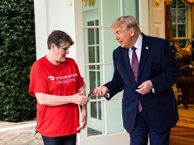 Trump pide y da propina a repartidora de McDonald’s en Casa Blanca
