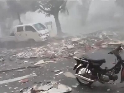Caen pedazos del revestimiento de Malecon Center