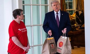 La repartidora que llev&oacute; McDonalds a Trump, una abuela paga el tratamiento de su marido