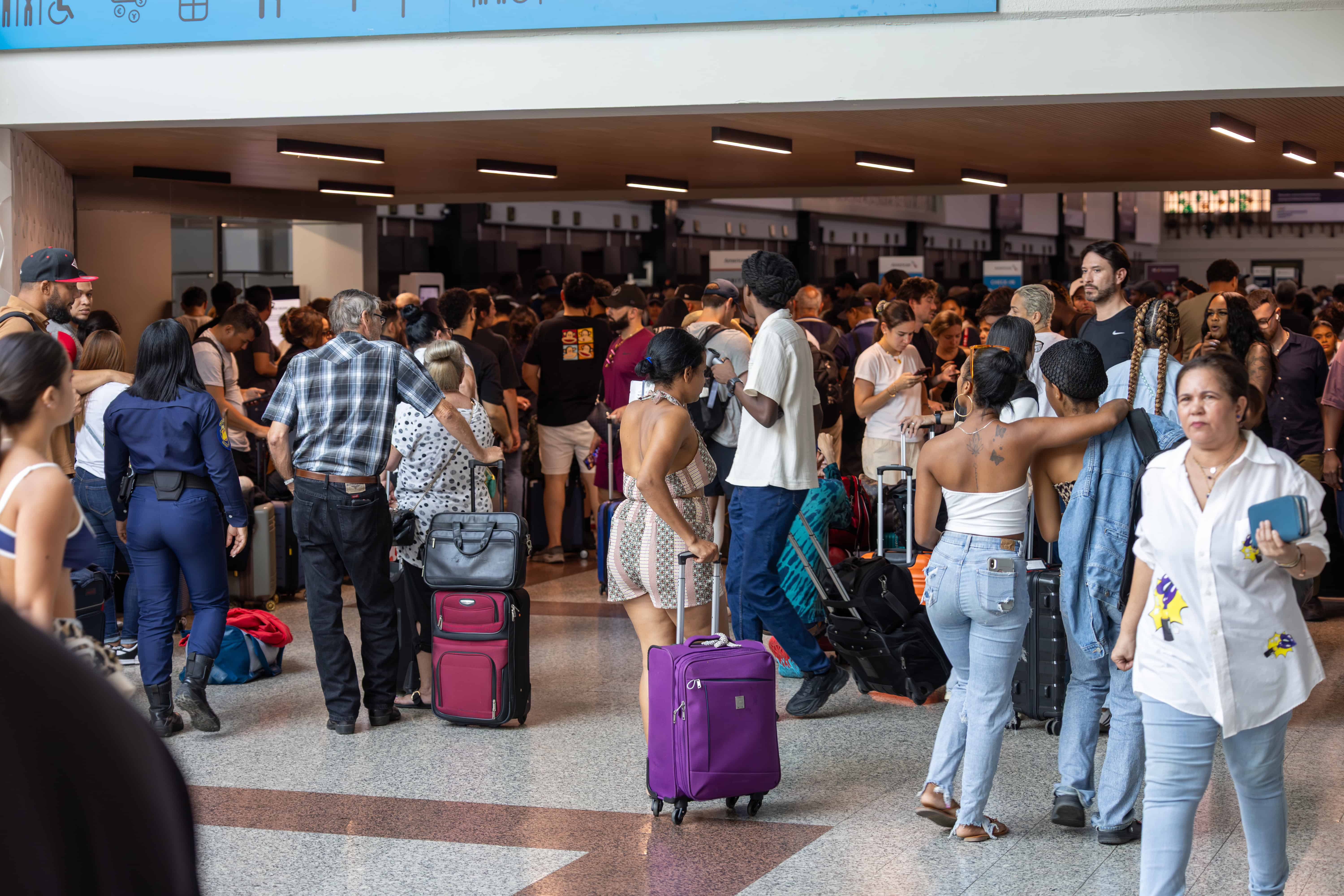 El apagón provocó retrasos, cancelaciones de vuelos y un ambiente de incertidumbre en el AILA.