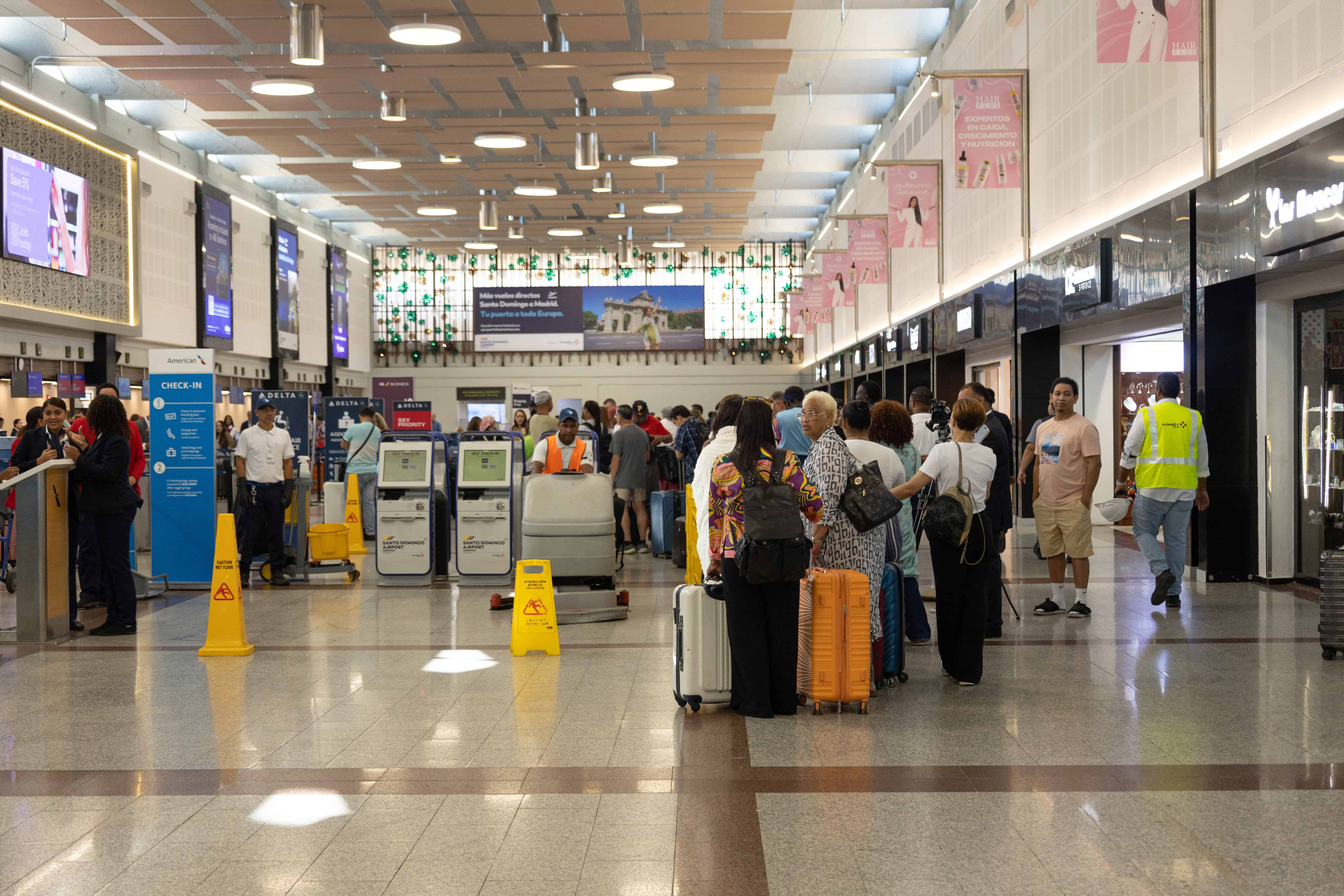 Pasajeros en el Aeropuerto Internacional de las Américas.