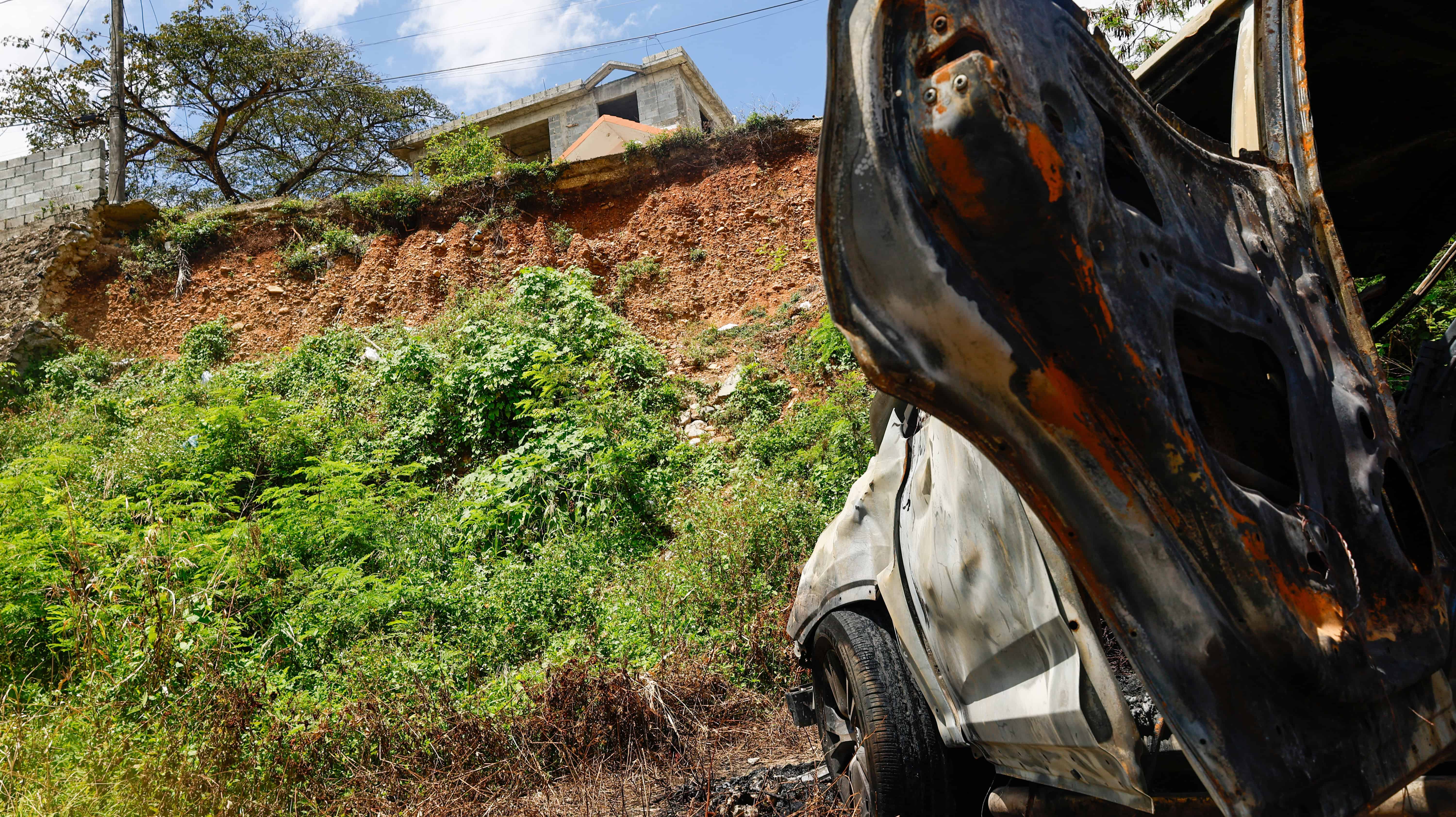 Los vecinos exigen la reconstrucción de un muro para que no continúe derrumbándose el lugar.