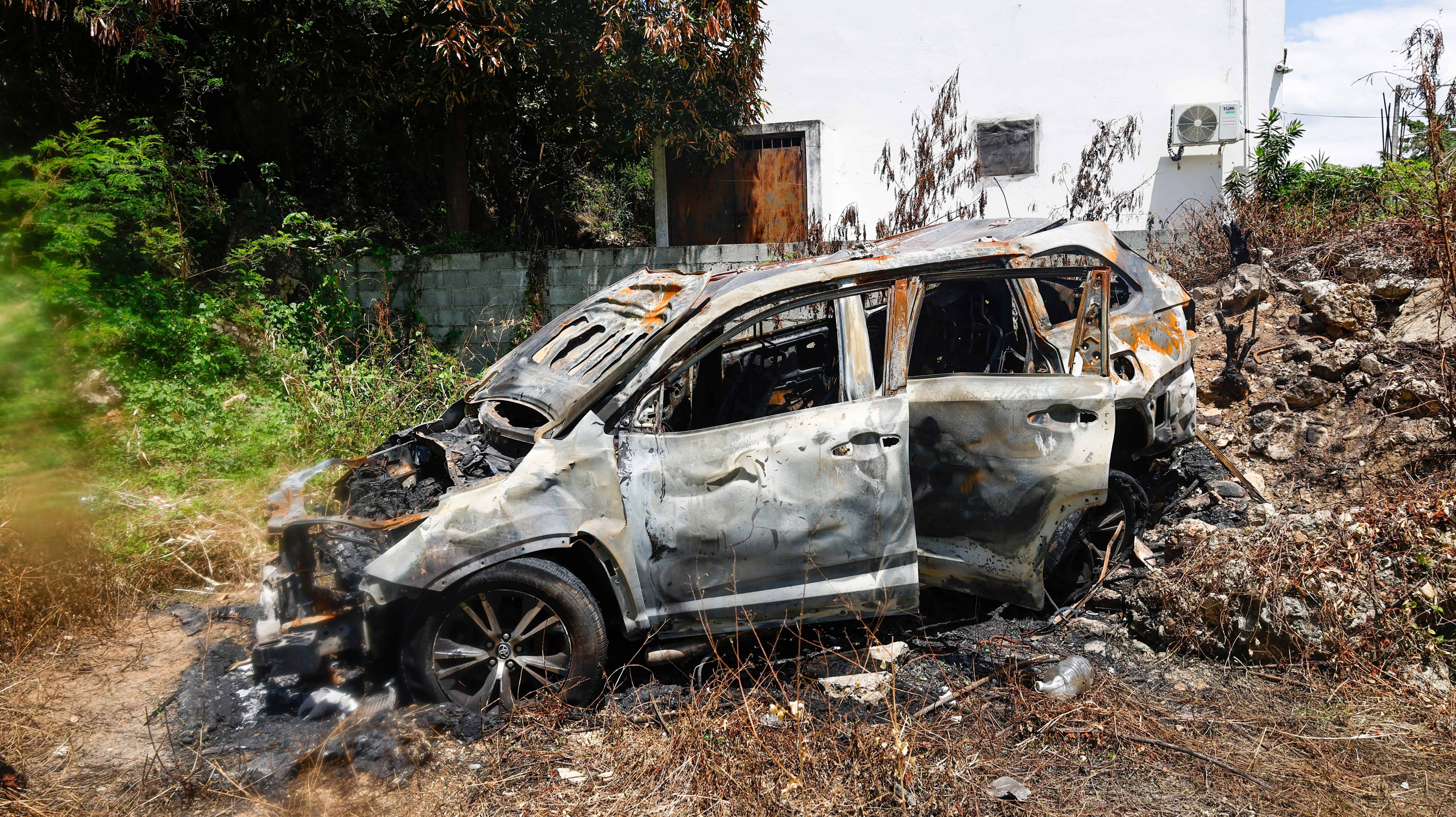 Este vehículo cayó al lugar y se quemó.