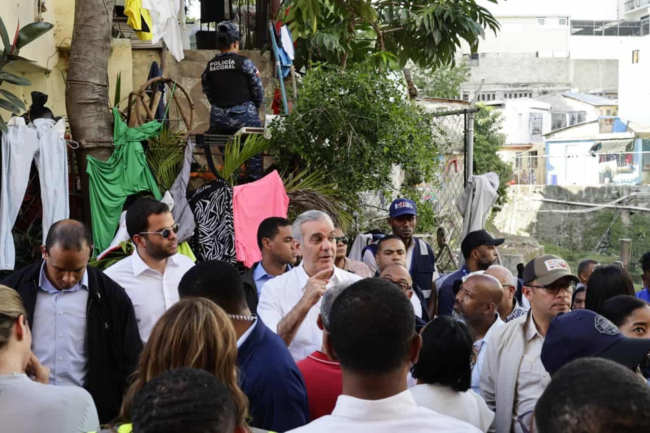 El presidente Luis Abinader habla durante su visita a Los Platanitos.