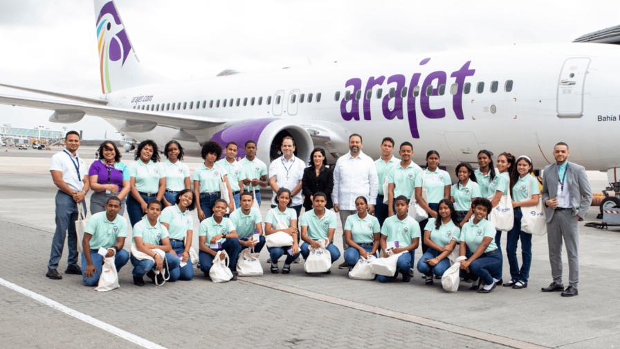 Arajet realiza la primera edici&oacute;n de "Piloto por un d&iacute;a" en el Aeropuerto de Punta Cana