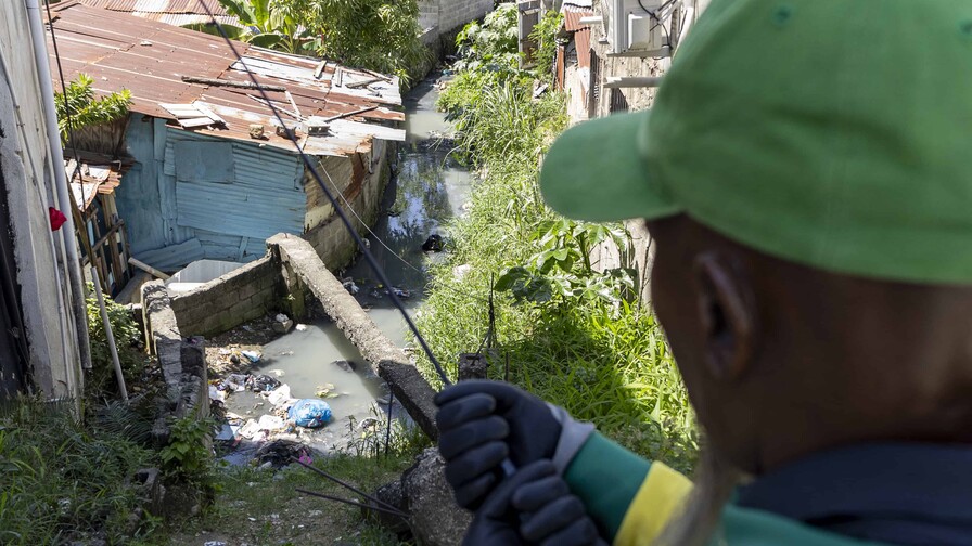 Desborde de ca&ntilde;ada Los Platanitos en Santo Domingo Norte expone abandono de autoridades