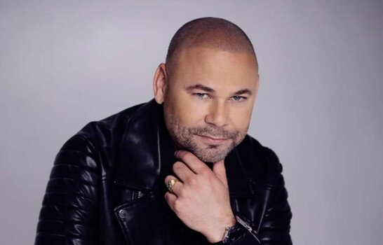 El Prodigio recibe Discos de Oro por sus canciones Ven y Ella me viv&iacute;a