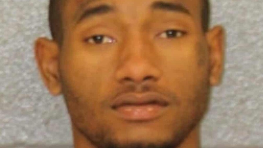 Broma de infidelidad termina en disparos: hombre abre fuego contra el carro de su pareja