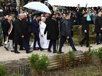 Doble atentado suicida sacude la visita del papa en Argelia