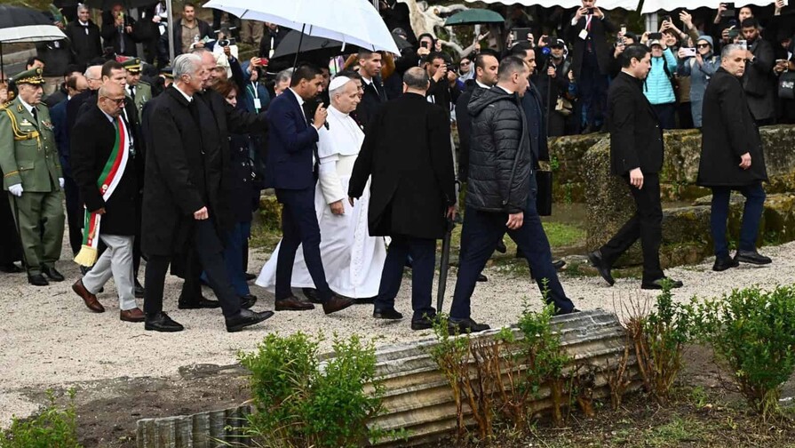 Doble atentado suicida marca la visita del papa en Argelia