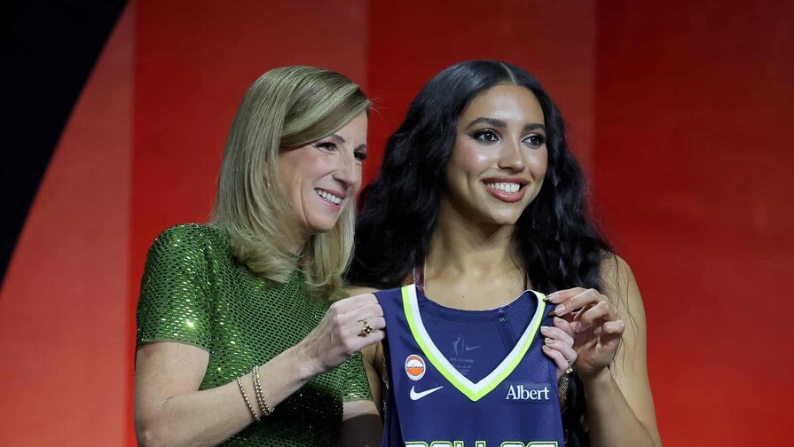 Azzi Fudd es escogida por las Wings de Dallas como n&uacute;mero uno del draft de la WNBA