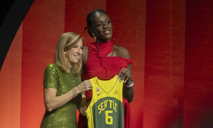Las espa&ntilde;olas Awa Fam e Iyana Mart&iacute;n elegidas n&uacute;mero 3 y 7 en el draft de la WNBA