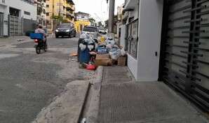 En la calle H de Villa Marina no recogen la basura, a pesar de las lluvias