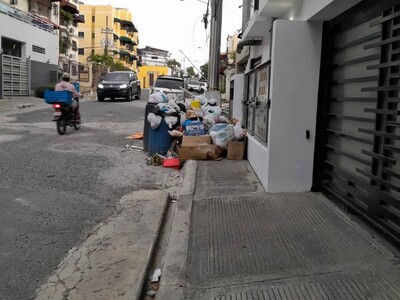 En la calle H de Villa Marina no recogen la basura, pese a las lluvias