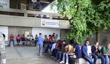 Largas filas y quejas por lentitud marcan jornada de cedulaci&oacute;n en Santiago