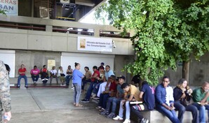 Largas filas y quejas por lentitud marcan jornada de cedulaci&oacute;n en Santiago