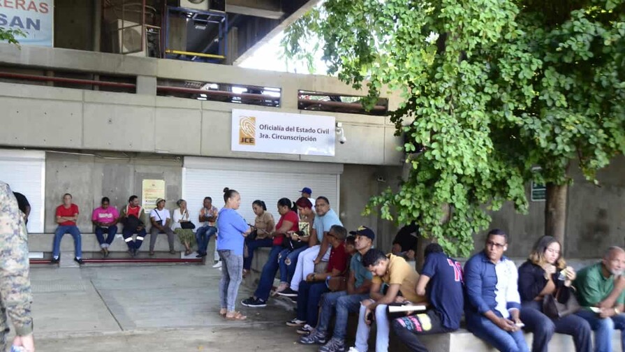 Largas filas y quejas por lentitud marcan jornada de cedulaci&oacute;n en Santiago