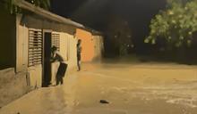 R&iacute;o inunda la comunidad El Estero en Neiba