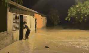 R&iacute;o inunda la comunidad El Estero en Neiba