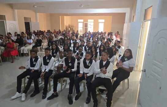 Fundaci&oacute;n Padrino ense&ntilde;a ingl&eacute;s en meses, mientras el sistema p&uacute;blico falla por a&ntilde;os