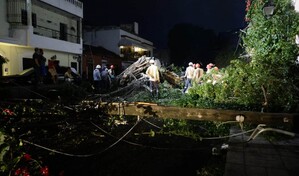 Veh&iacute;culos destruidos, &aacute;rboles y postes el&eacute;ctricos ca&iacute;dos por lluvias en el Gran Santo Domingo