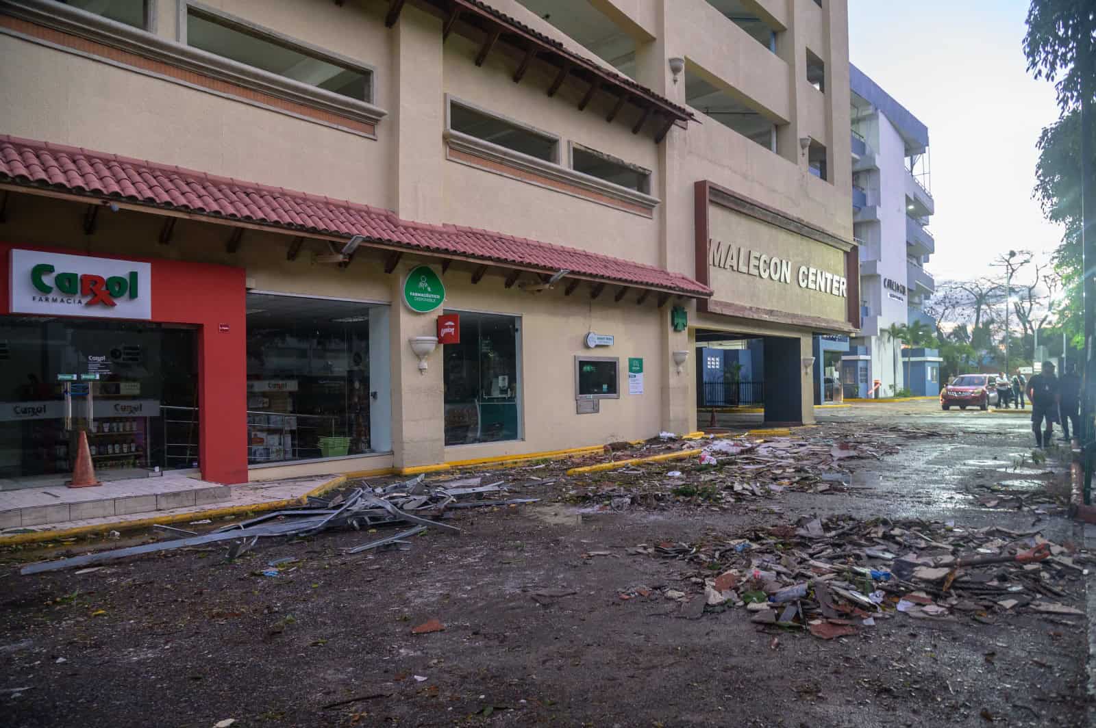 La cornisa de yeso&nbsp;de la fachada norte del condominio que se desprendi&oacute; a causa de las fuertes lluvias.