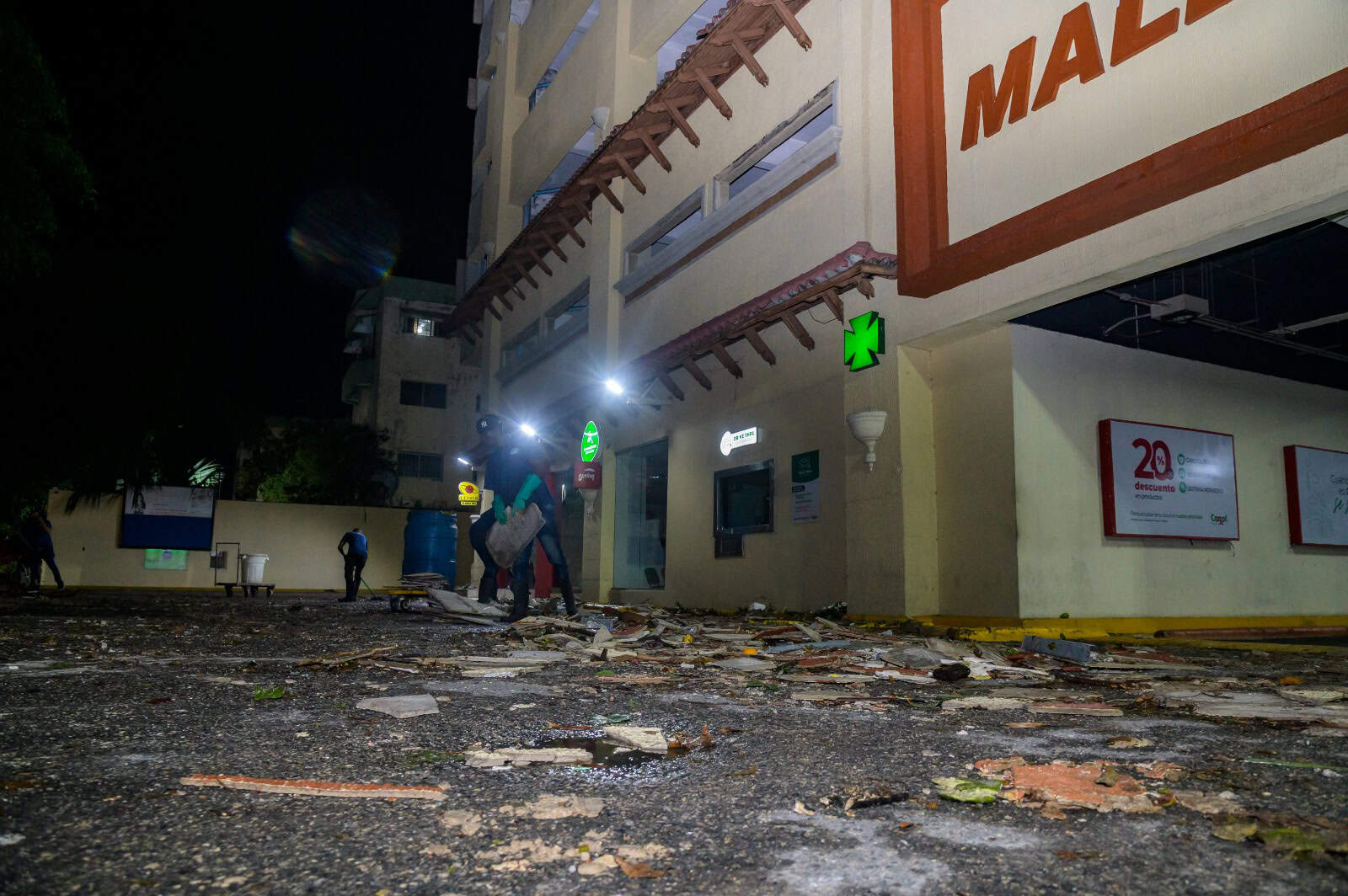 El consejo de administraci&oacute;n del edificio eval&uacute;a los da&ntilde;os.