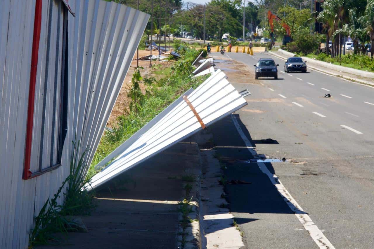 Láminas de zinc desprendidas por los vientos quedaron sobre la acera en la construcción del City Center, sin reportes de daños mayores.