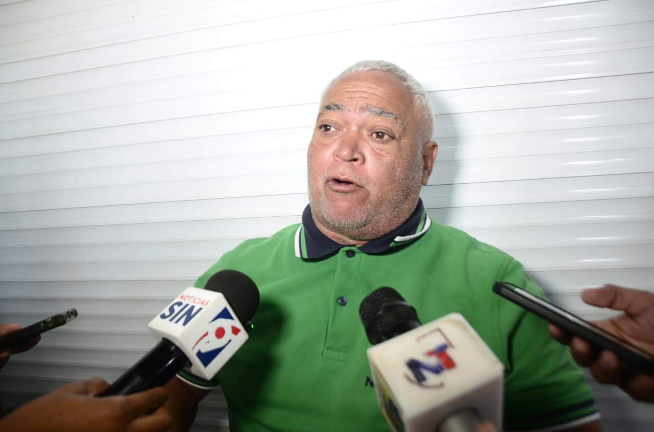 C&aacute;ndido Hilario afirma tener m&aacute;s de tres horas en fila y cuestiona la falta de informaci&oacute;n en los centros.