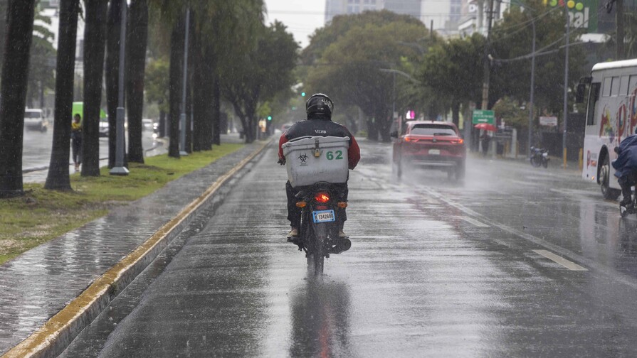 Viene m&aacute;s lluvia: vaguada intensificar&aacute; aguaceros desde el jueves