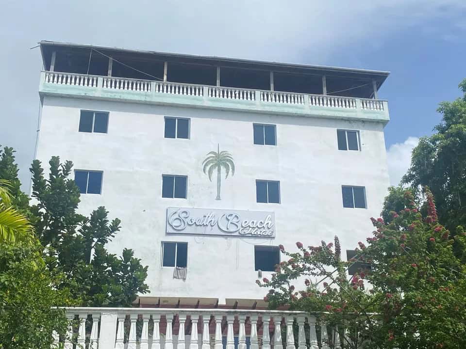 Fachada del hotel South Beach, ubicado en el municipio Paraíso, provincia Barahona, vinculado a una red de estafas.