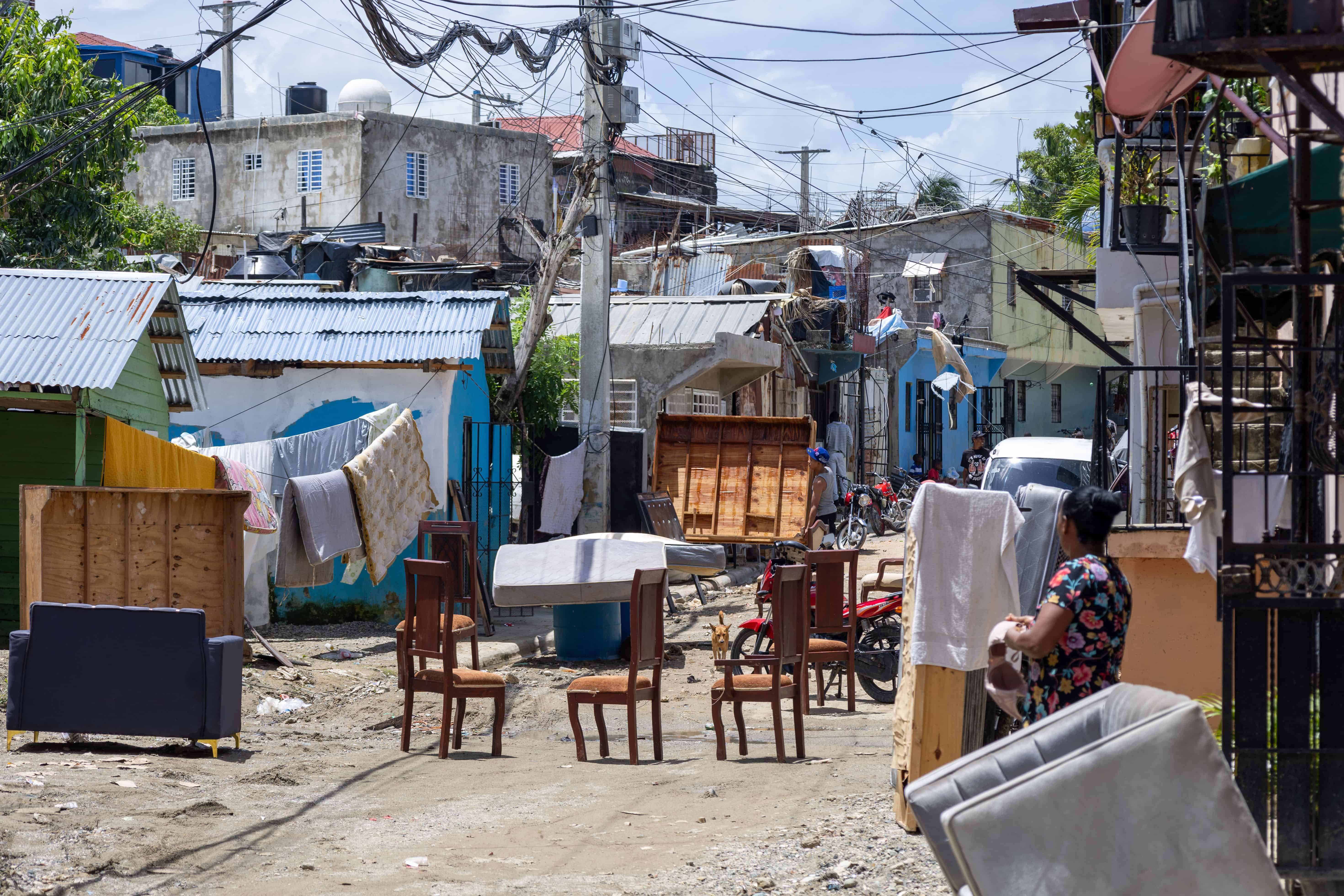 Muebles, colchones dañados ocupan las calles de Villa María, en Pantoja, tras las inundaciones