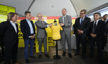 El alcalde de Barcelona presenta el  maillot Grand D&eacute;part del Tour de Francia