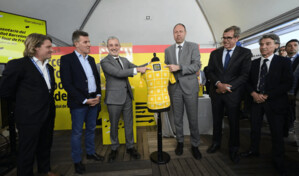 El alcalde de Barcelona presenta el  maillot Grand D&eacute;part del Tour de Francia
