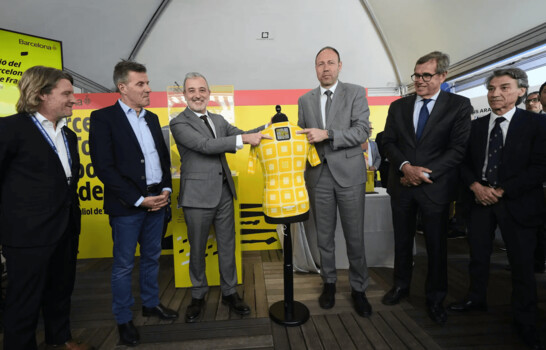 El alcalde de Barcelona presenta el  maillot Grand D&eacute;part del Tour de Francia