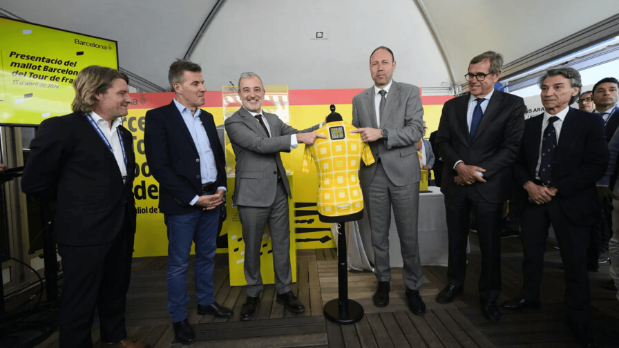 El alcalde de Barcelona presenta el maillot Grand Départ del Tour de Francia El alcalde de Barcelona presenta el maillot Grand Départ del Tour de Francia