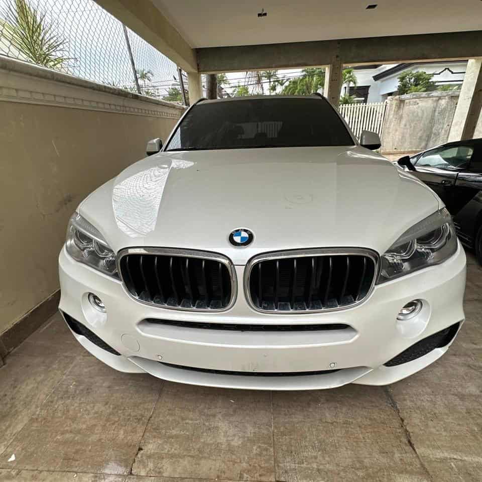 Esta carro BMW será subastado. 