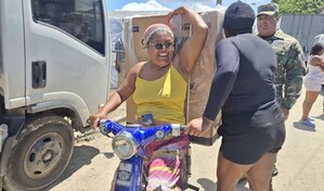 Familias afectadas por inundaciones en Nuevo Amanecer y Puerto Plata reciben enseres del hogar