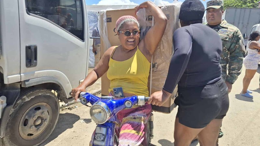 Familias afectadas por inundaciones en Nuevo Amanecer y Puerto Plata reciben enseres del hogar