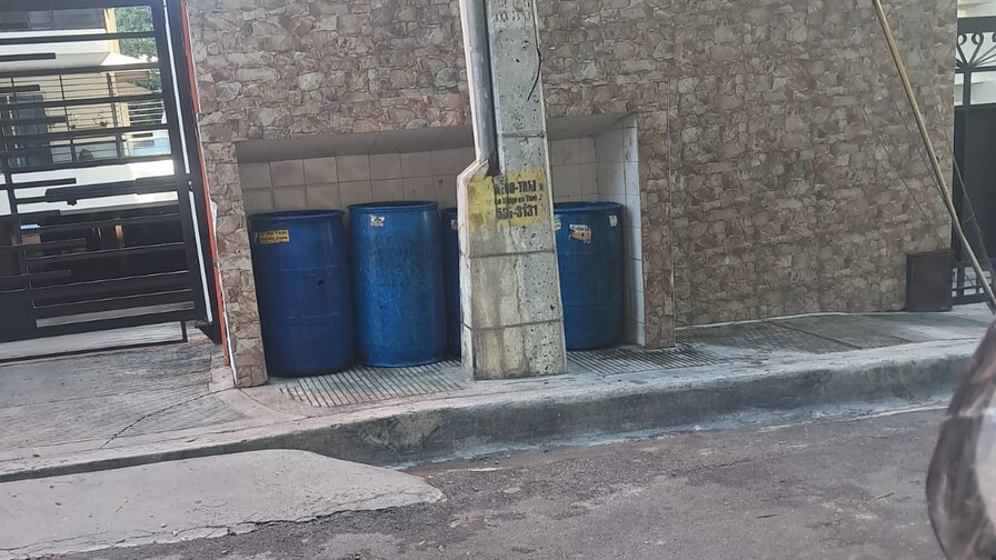 Tras denuncia de Diario Libre, alcaldía del DN recoge basura en calle de Villa Marina Tras denuncia de Diario Libre, alcaldía del DN recoge basura en calle de Villa Marina