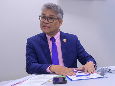 Carlos Manuel enfrenta querella de Energía 2000