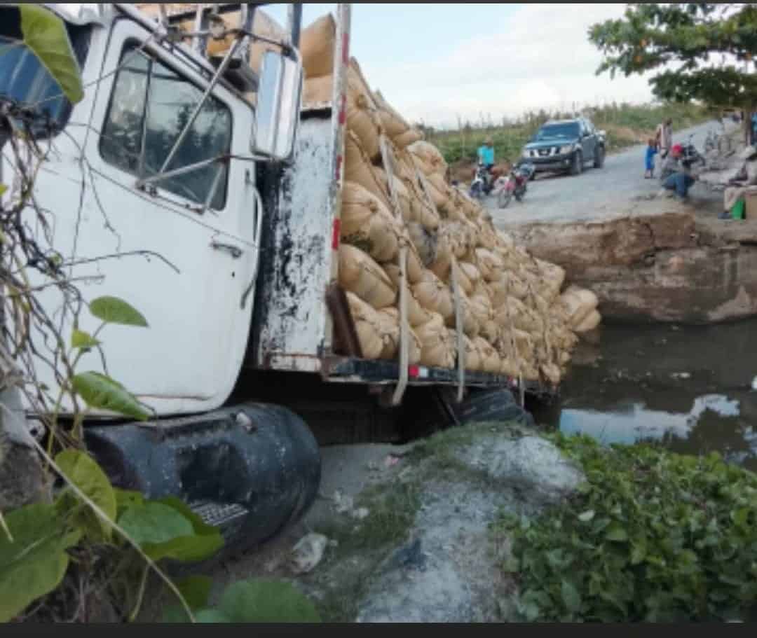 Parte de la carga del cami&oacute;n termin&oacute; en el agua.