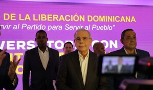 Danilo Medina dice que pregunt&oacute; a la comisi&oacute;n del Gobierno si ten&iacute;an en plan una reforma fiscal