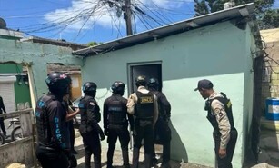 Autoridades apresan a tres personas por posesi&oacute;n de drogas en La Romana