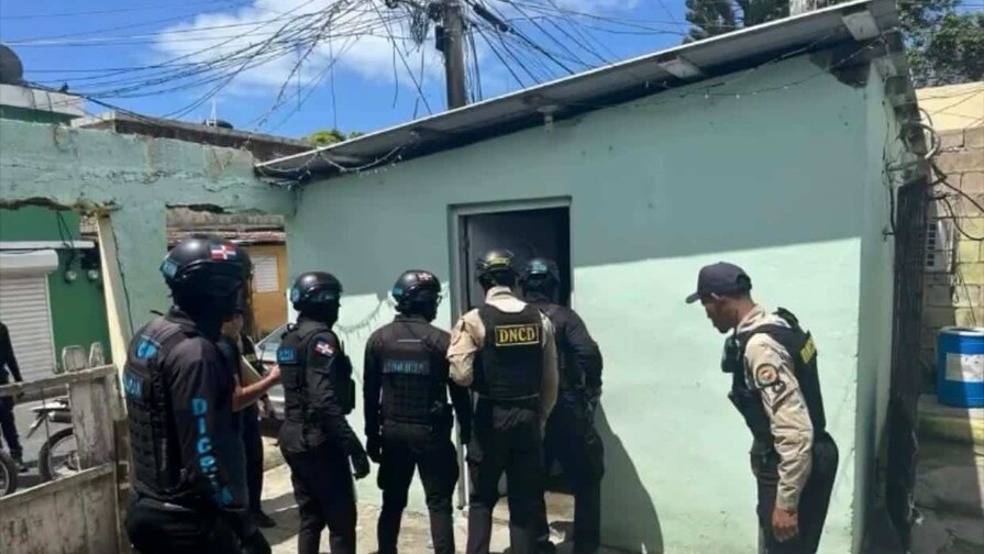 Autoridades apresan a tres personas por posesi&oacute;n de drogas en La Romana