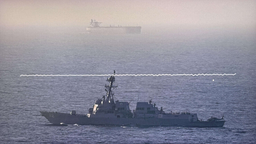 Dos superpetroleros sancionados por EE. UU. cruzan Ormuz hacia Ir&aacute;n, seg&uacute;n monitor marino